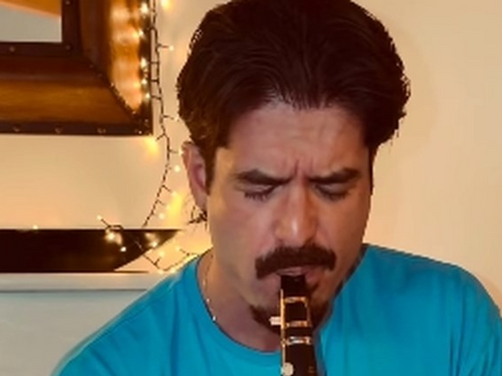 Ο Άρης Μουγκοπέτρος έπαιξε κλαρίνο με δύ...