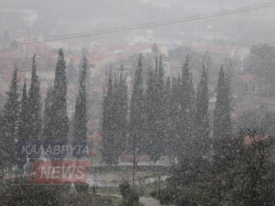 Στα λευκά ντύθηκαν τα Καλάβρυτα και η ορ...