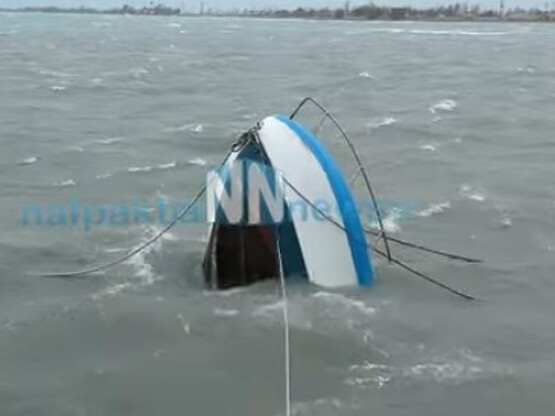 Οι ισχυροί άνεμοι βύθισαν βάρκες στο Κρυ...