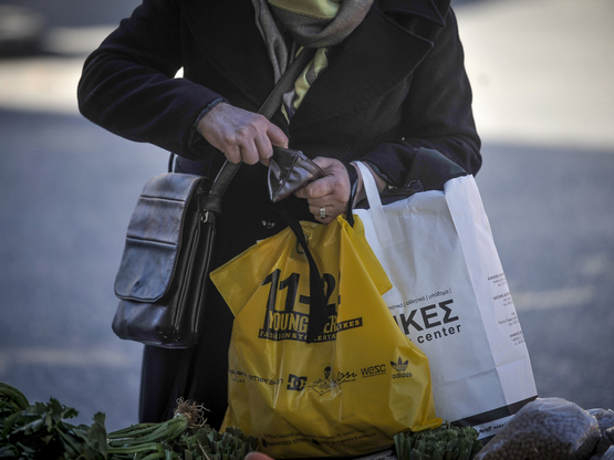 Eurostat: Οι Έλληνες αποταμιεύουν τα λιγ...