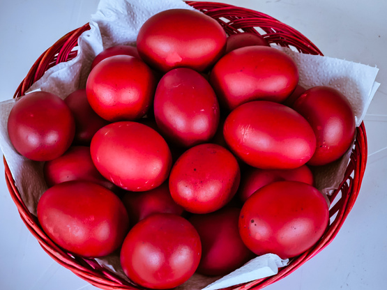 Κόκκινα αυγά και τσούγκρισμα: Το πασχαλι...