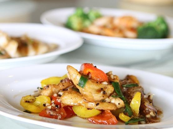 Τι ώρα πρέπει να τρώμε μεσημεριανό