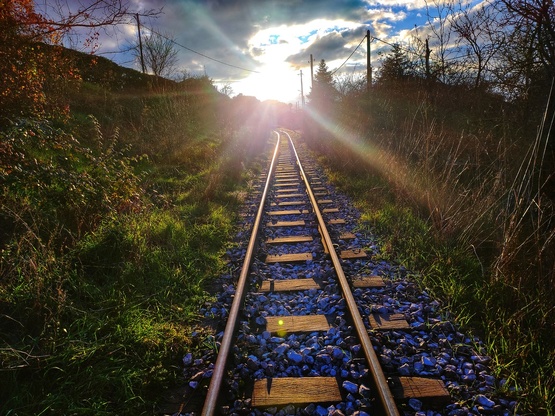 Ηλιοβασίλεμα στις γραμμές του Οδοντωτού