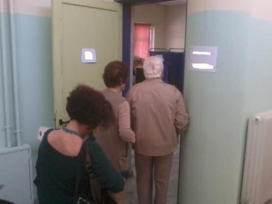 Πάτρα: Παππούς έψαχνε το ψηφοδέλτιο του....