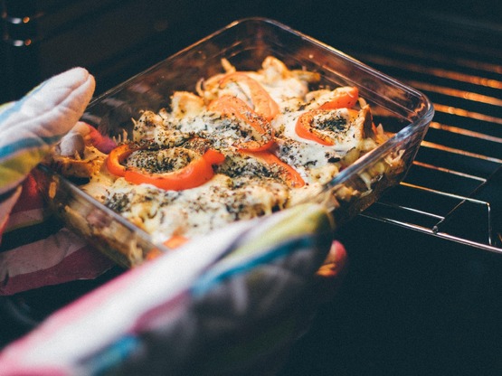 Γάστρα ή ταψί; Πώς ψήνουμε σωστά το κρέα...