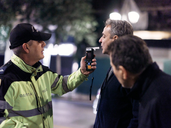 Επίσκεψη Μητσοτάκη σε μπλόκο της Τροχαία...