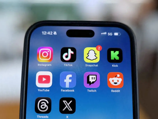 Έρχεται «μπλόκο» στα social media για πα...