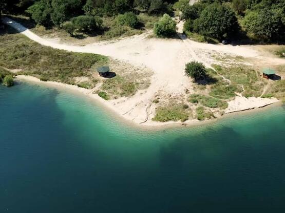 Ζαραβίνα: Η πιο ορεινή παραλία στην Ελλά...