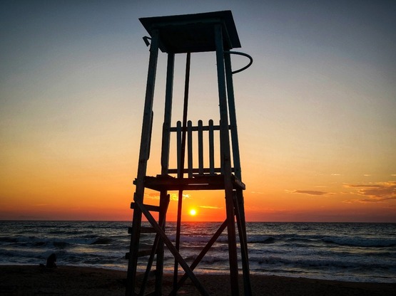 Αραχωβίτικα: Ναυαγοσώστης έσωσε δύο γυνα...