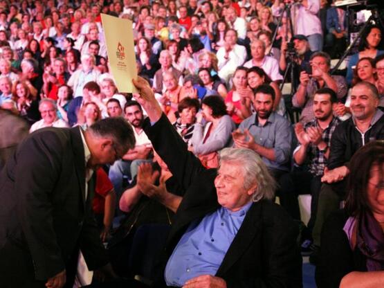Μίκης Θεοδωράκης: "Όχι" σε όλε...
