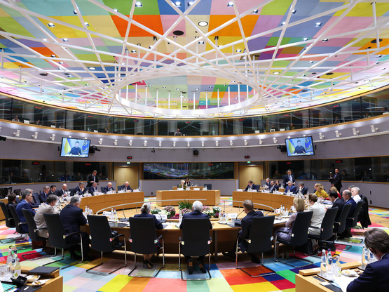 Σύνοδος Κορυφής: Δύο σενάρια για τη χρημ...