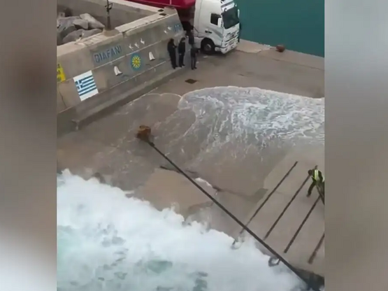 Κακοκαιρία: Πλοίο έδωσε μάχη με τα μανια...