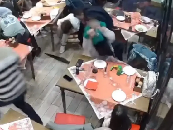 Αλεξανδρούπολη: Η στιγμή που ανεμοστρόβι...