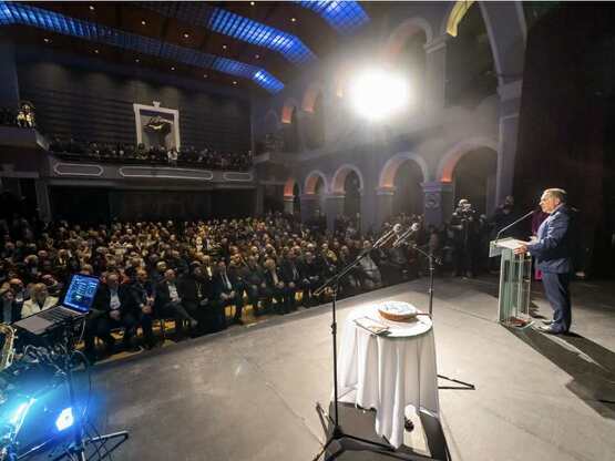 Γεμάτο το Royal στην κοπή της Πρωτοχρονι...