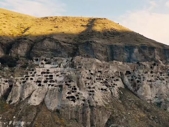 Βάρτζια: Μαγνητίζει τα βλέμματα η λαξευτ...