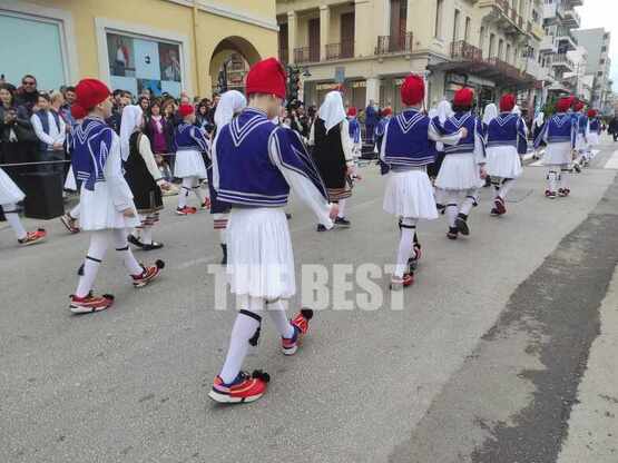 Πάτρα: Με συννεφιά η παρέλαση της 25ης Μ...