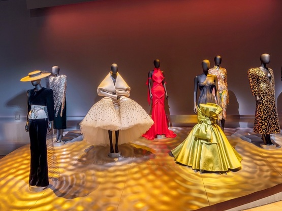 «Schiaparelli: Fashion Becoms Art»: To Λ...