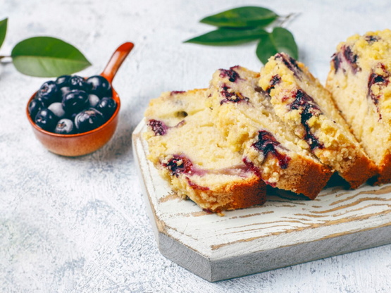 Γρήγορη συνταγή για κέικ με γιαούρτι και μύρτιλα 