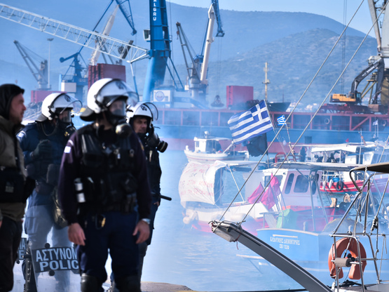 Βόλος: Από στεριά και θάλασσα αποκλεισμέ...