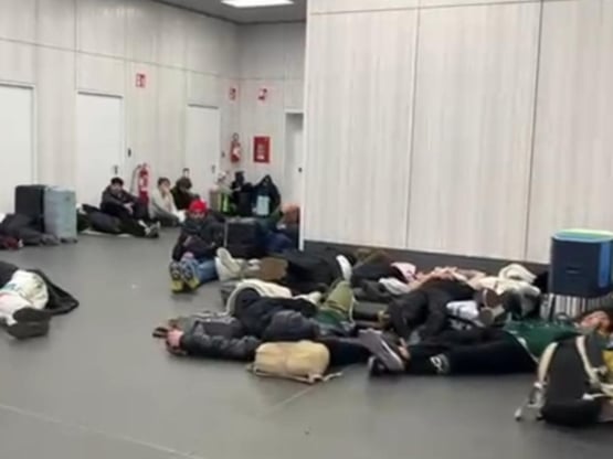 Χιλιάδες επιβάτες έμειναν εγκλωβισμένοι ...