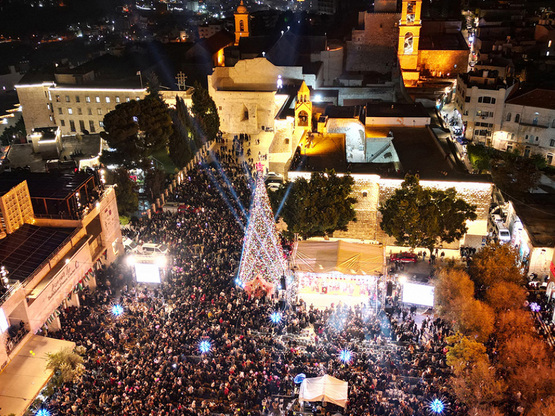 Στη Βηθλεέμ άναψε ξανά το χριστουγεννιάτ...