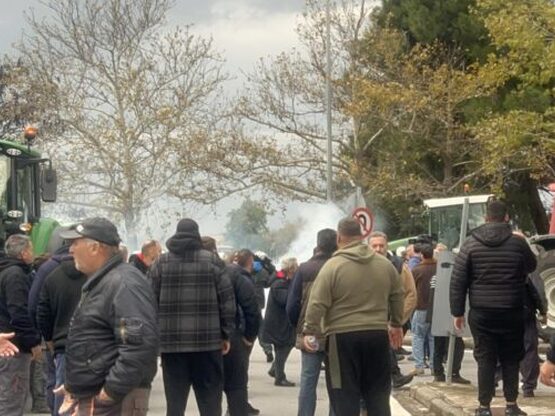 Θεσσαλονίκη: Χημικά από ΜΑΤ σε αγρότες π...