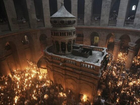 Άγιος Φως: Στα Ιεροσόλυμα η ελληνική απο...