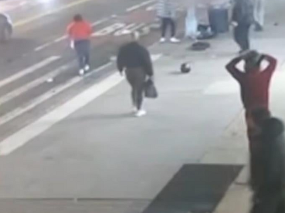 Νέα Υόρκη: Η στιγμή που οδηγός παρασύρει...