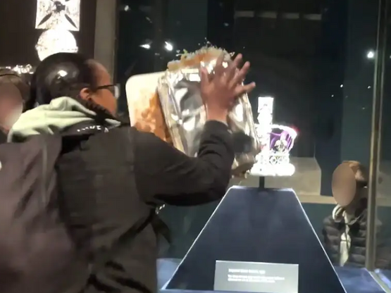 Λονδίνο: Ακτιβιστές πέταξαν κρέμα και μη...