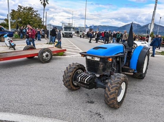 Αχαΐα: Eπί ποδός οι αγρότες- Ξεκίνησαν μ...