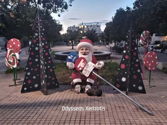 Πάτρα: Η ξεκολλημένη πινακίδα αγκαλιά με...