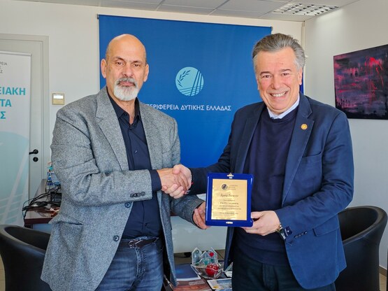 Απονομή τιμητικής πλακέτας στον Καθηγητή...