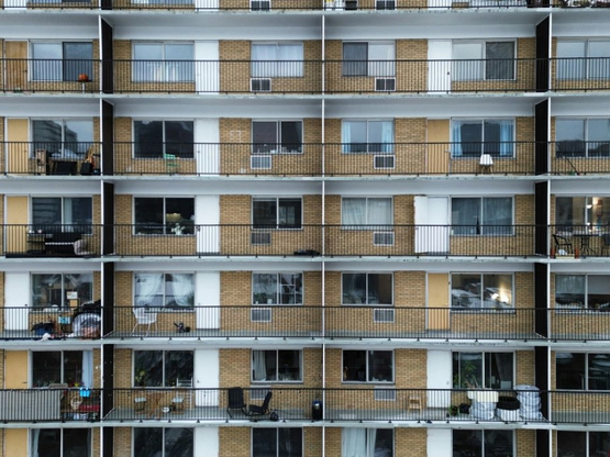 Έρευνα της επιτροπής HOUS για τη στεγαστ...