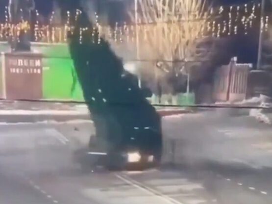 Καζακστάν: Η στιγμή που επικίνδυνος οδηγ...