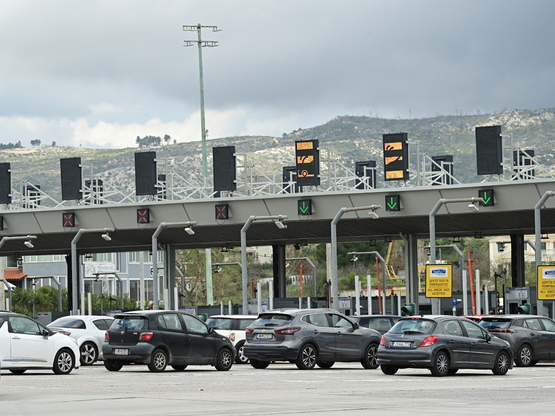 Αττική: Πάνω από 660.000 οχήματα έφυγαν ...