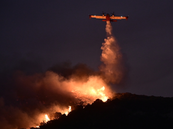 Φωτιά στην Κερατέα: Η απαιτητική νυχτερι...