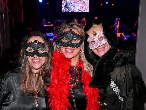 Ξεπρόβαλαν τα μαύρα ντόμινα, live με Γιο...