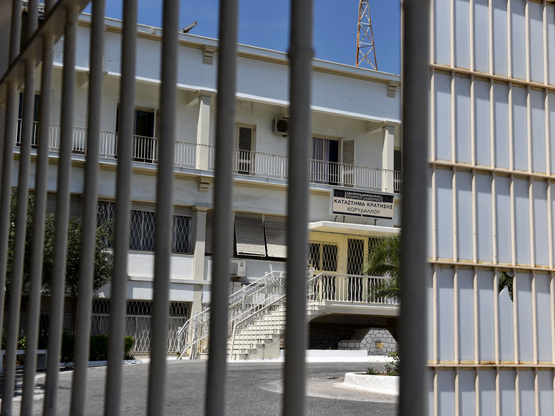 Έφοδος της αστυνομίας στις φυλακές Κορυδ...