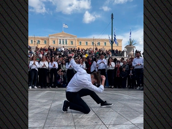 Το ζεϊμπέκικο του μαθητή στην πλατεία Συ...