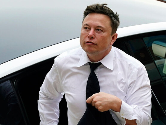 Forbes: Ο Έλον Μασκ παραμένει ο πλουσιότ...