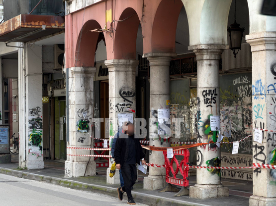 Πάτρα: Οι πεζοί περπατούν στο δρόμο στην...