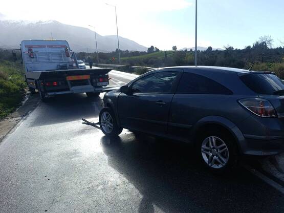 Αχαΐα: ΙΧ έπεσε σε μπάρες - Tραυματίστηκε o οδηγός