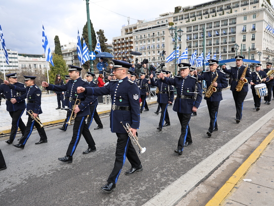 Σύνταγμα: Σε εξέλιξη η μεγάλη στρατιωτικ...