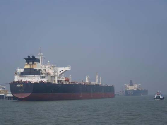 Financial Times: Η Ευρώπη ξεκινά συνομιλ...