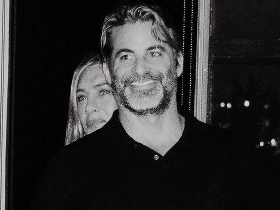 Η Τζένιφερ Άνιστον επισημοποίησε τη σχέσ...