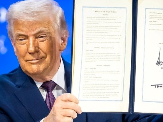 Ο Ντ.Τραμπ υπέγραψε τον ιδρυτικό χάρτη τ...