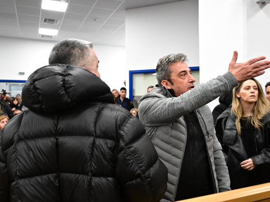 Τέμπη: Οργή συγγενών και δικηγόρων στη δ...