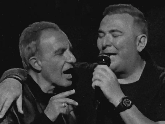 Νίκος Αλιάγας και Αντώνης Ρέμος τραγούδη...