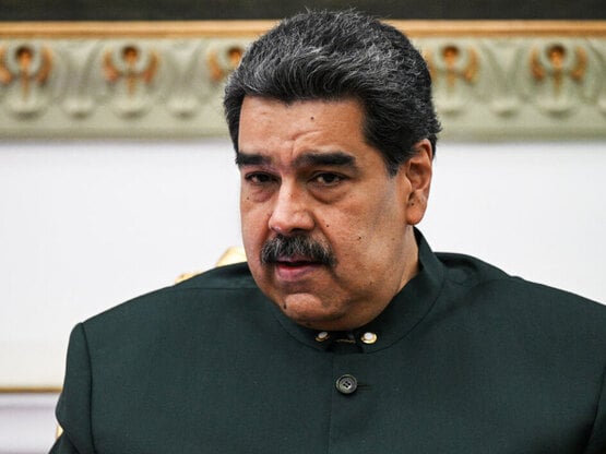 «Ο Μαδούρο και η σύζυγός του σύρθηκαν απ...