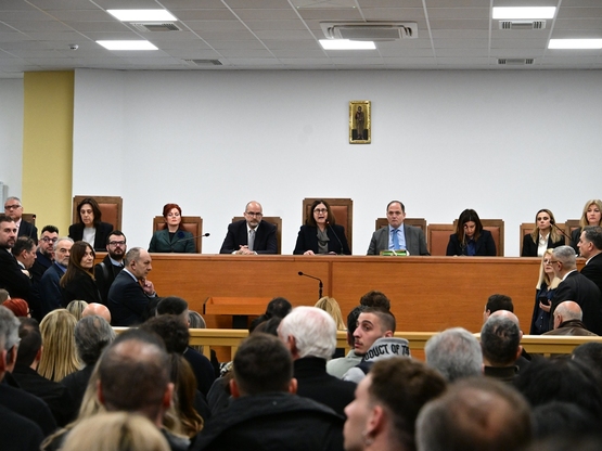 Δίκη Τεμπών: Οργισμένες αντιδράσεις από ...